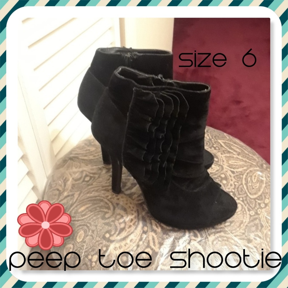NWOT - Ruffled peep toe booties